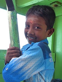 Junge auf dem Fährboot - Sri Lanka - Land und Leute