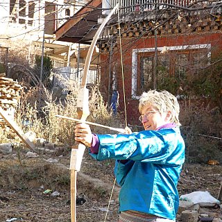 Versuch im Bogenschiessen - Thimphu-Punakha: Land und Leute