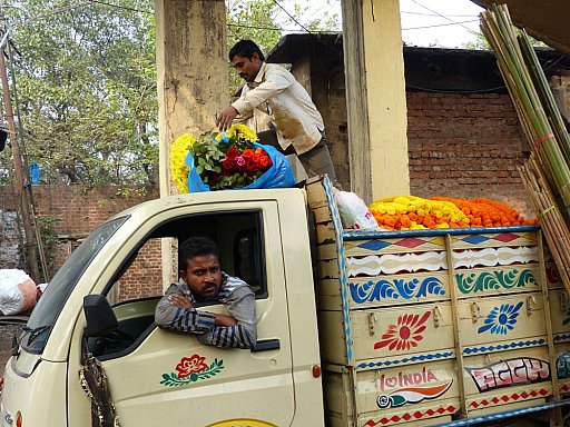 Nachschub für den Blumenmarkt in Calcutta - West-Bengalen: Land-und-Leute