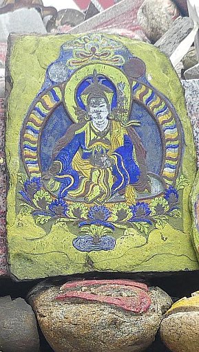 Mani-Stein mit Bildnis - Süd-Ost-Tibet: Sehenswürdigkeiten
