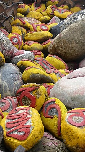 Mani-Steine beim Buchu Lakhang - Süd-Ost-Tibet: Sehenswürdigkeiten