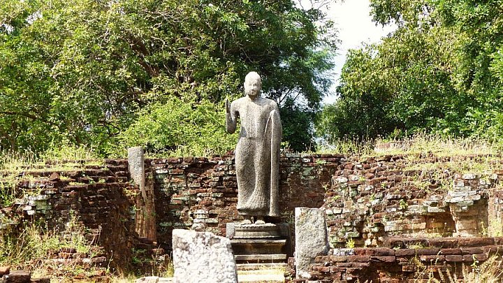 Historischer stehender Buddha - Sri Lanka - Sehenswürdigkeiten