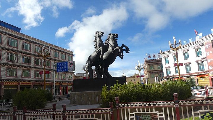 Reiterdenkmal in Markham - Süd-Ost-Tibet: Sehenswürdigkeiten