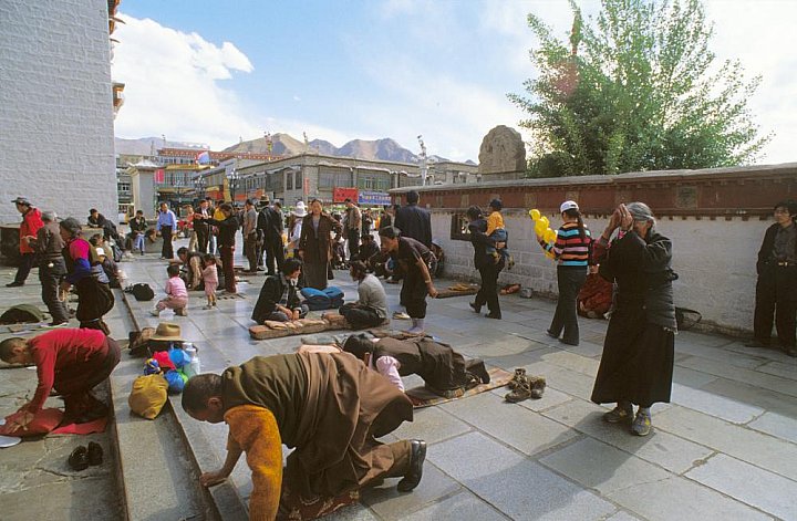 Tibetische Pilger vor dem Jokhang Tempel - Zentral-Tibet: Sehenswürdigkeiten